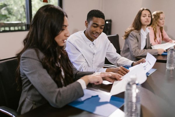 Scopri le Ultime Tendenze dei Cappelli da Sposa: Guida Completa per Scegliere il Modello Ideale per il Tuo Giorno Speciale!